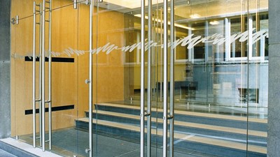 Glazen deur met Metinox Design beslag