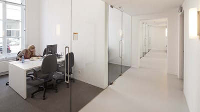Glazen wanden met pendeldeur